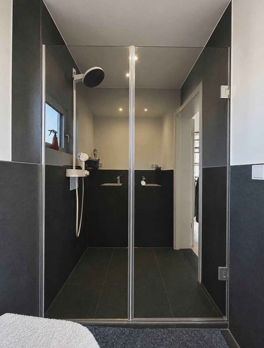 Moderne begehbare Glasdusche mit blauem Licht
