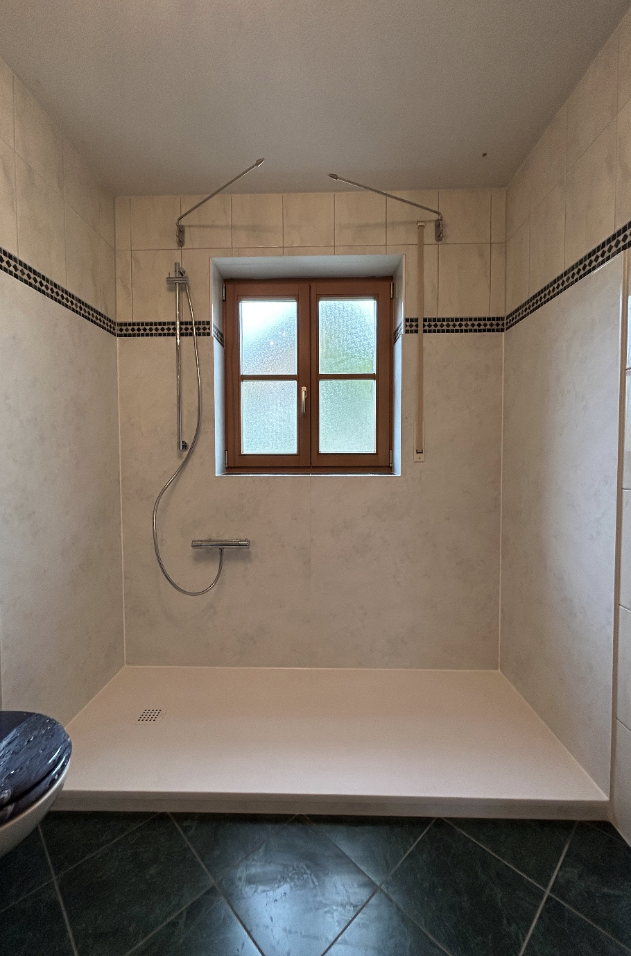 Modernes Badezimmer mit bodengleicher Glasdusche